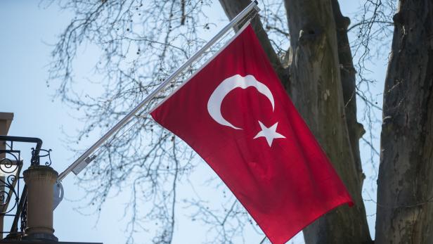Fahne vor dem türkischen Konsulat in Wien.