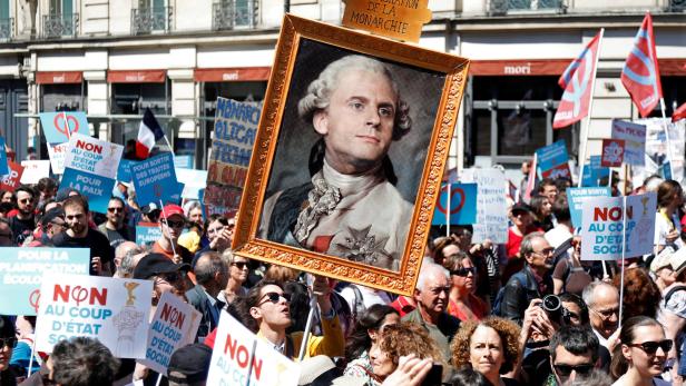 "Stop Macron": Tausende Demonstranten in Paris