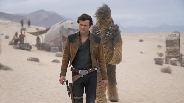 Alden Ehrenreich als junger Han Solo mit Chewbacca (Joonas Suotamo): „Solo: A Star Wars Story&quot;