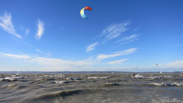 Kitesurfer am Neusiedler See (Symbolbild)