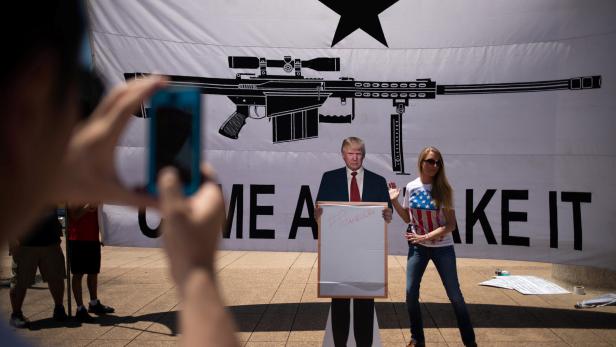 Foto einer US-Waffenanhängerin mit Papp-Trump bei Waffenlobby-Treffen in Dallas
