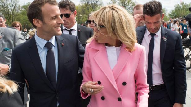 Der junge Staatschef Macron (mit seiner Frau Brigitte) sprüht vor Tatendrang