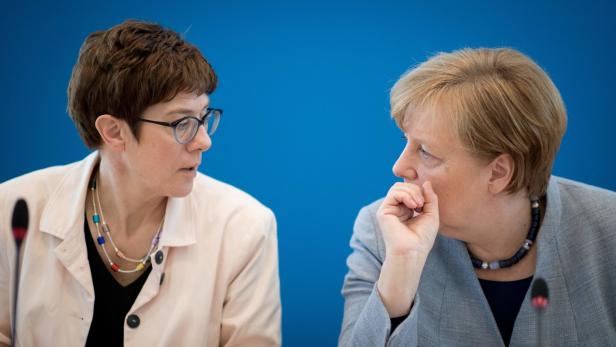 Kramp-Karrenbauer (li.) mit Kanzlerin Merkel.