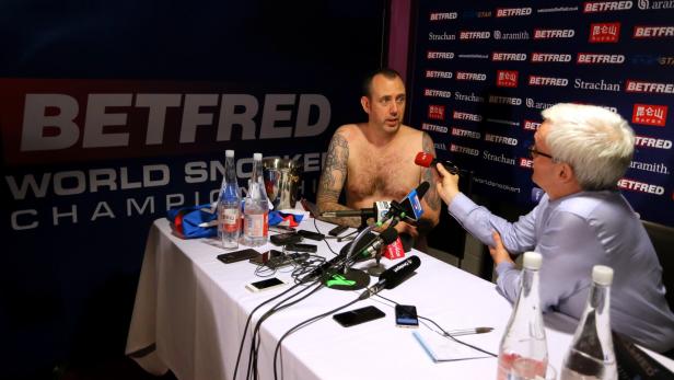 Snooker-Weltmeister verlor Wette und trat nackt vor Presse