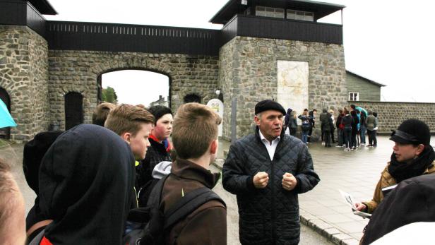 Nationalratspräsident Sobotka mit Großraminger Schülern in Mauthausen