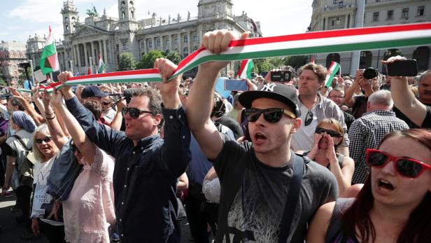 Ungarns neues Parlament: Amtseid und Protest