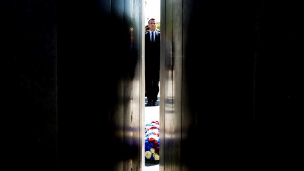 Frankreichs Präsident Macron am Grab des unbekannten Soldaten in Paris