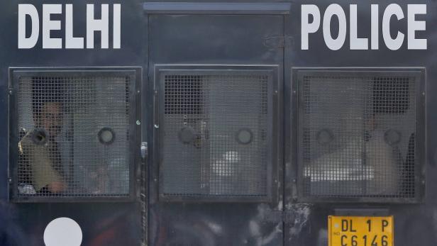 Polizisten in einem Gefangenentransporter der Polizei von Delhi.