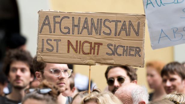 Demo &quot;Keine Abschiebung nach Afghanisten&quot; im Juni 2017 in München.