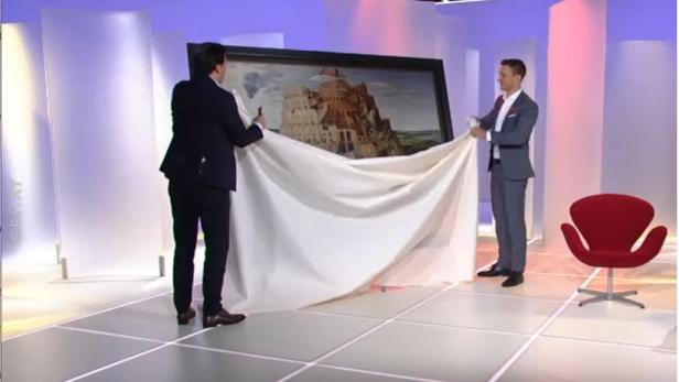 ORF-Moderator Martin Traxl enthüllt mit Gernot Blümel das eigens herbeigeschaffte Gemälde