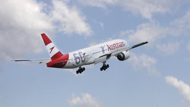 Ein Flugzeug der Austrian Airlines startet vor einem bewölkten Himmel.