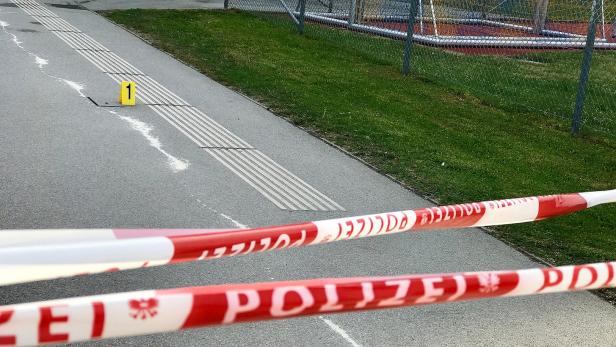 Tatort vor dem Schulzentrum: Die Ermittlungen zu den Hintergründen des Schuss-Attentats laufen. Der Verdächtige ist geständig