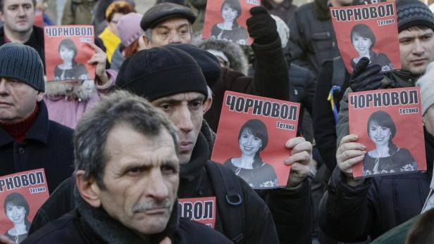 Demonstration für die am Mittwoch schwer verletzte Journalistin Tetyana Chernovil.