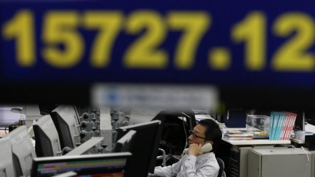 Employee of a foreign exchange trading company wor