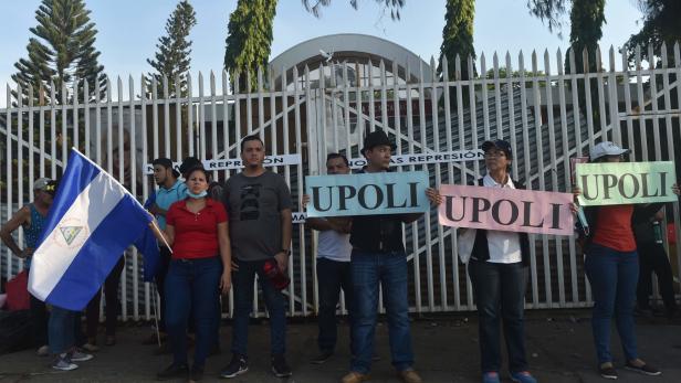 Studenten blockieren den Eingang der polytechnischen Universität (Upoli).