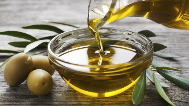 Warum der Handel Olivenöl falsch lagert: Öle von S-Budget und Hofer siegen