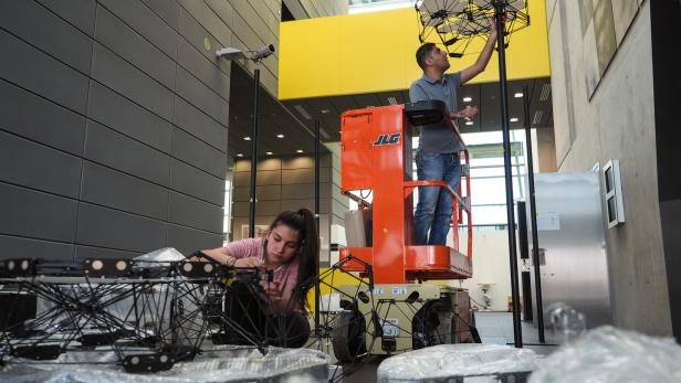 Das Projekt „Cyber Physical Macro Material“ der Universität Stuttgart während des Aufbaus im Ars Electronica Center Linz