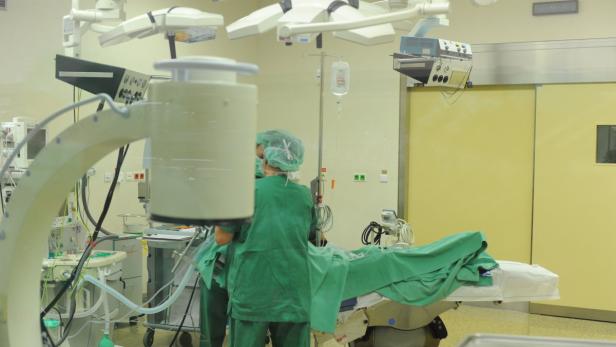 In einem Operationssaal bereiten sich Chirurgen auf eine Operation vor.