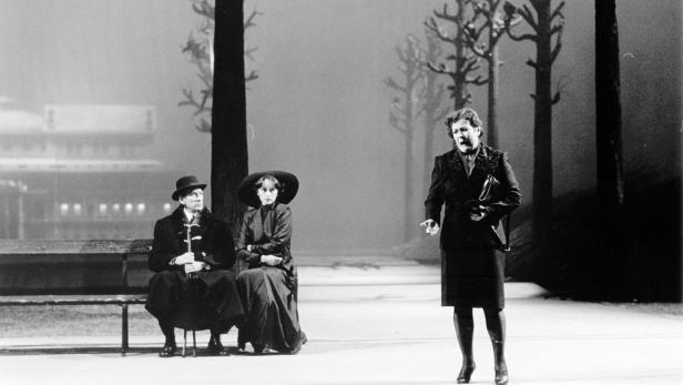 Beklemmendes Bühnenbild von Karl-Ernst Herrmann: Thomas Bernhards „Heldenplatz“ (1988)