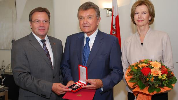 Manfred Swarovski (m.) beim Erhalt des Silbernen Ehrenzeichens der Republik