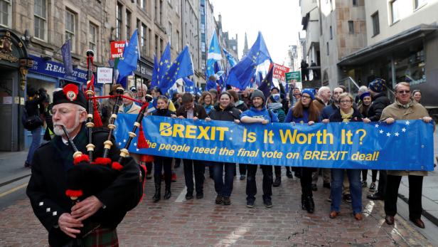 Schottische Aktivisten fordern bei einer Demo in Edinburgh (März 2018) eine Volksabstimmung über das Brexit-Gesetz.