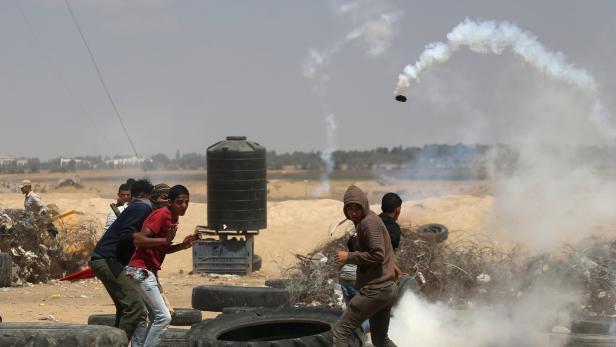 Ein Tränengas-Kanister der Palästinenser wird am Dienstag von den Israelis beschossen.