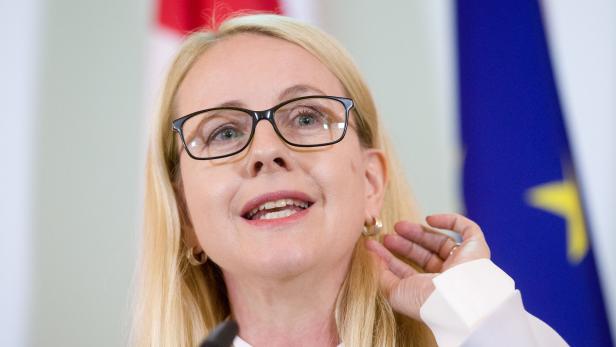 Margarethe Schramböck weist CETA-Kritik zurück.