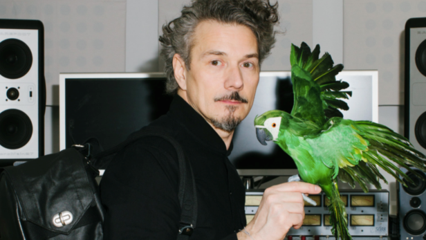 Peter Kruder und ein Designer-DJ-Rucksack von QWSTION