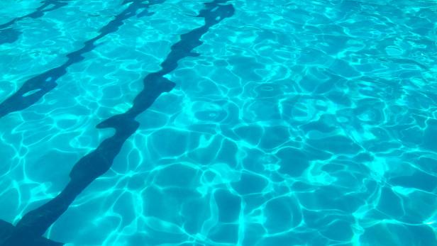 OÖ: Sechsjähriger nach Sturz in Schwimmbecken im Tiefschlaf