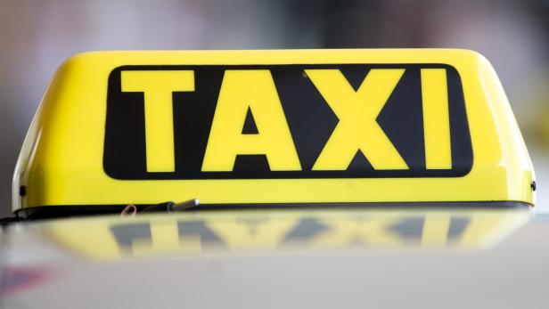 Schweiz: Österreicher raubte in Begleitung von Familie Taxi