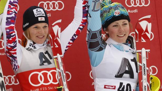 Marlies Schild (li) und Mikaela Shiffrin bei ihrem gemeinsamen Auftritt am Lienz-Siegerpodest im Dezember 2011.