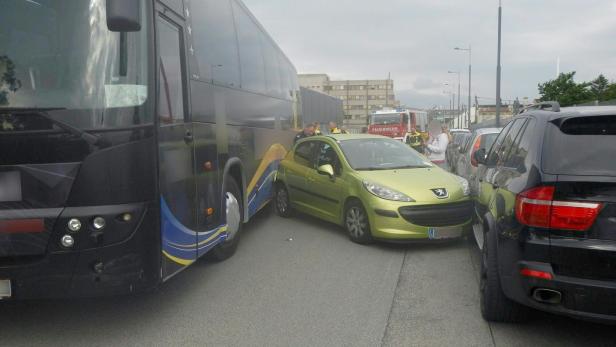 Bus machte sich selbstständig - zwölf parkende Autos gerammt