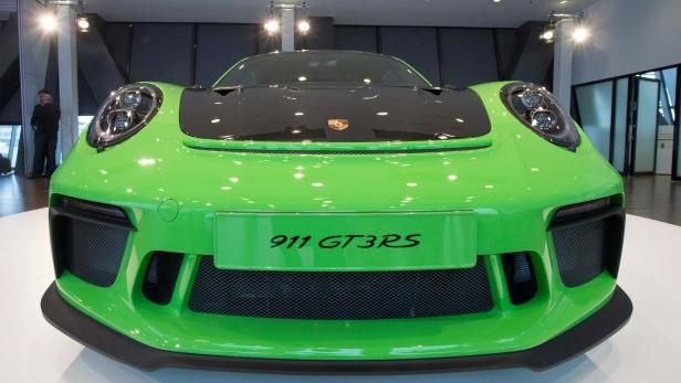 Die Frontansicht eines grünen Porsche 911 GT3 RS.