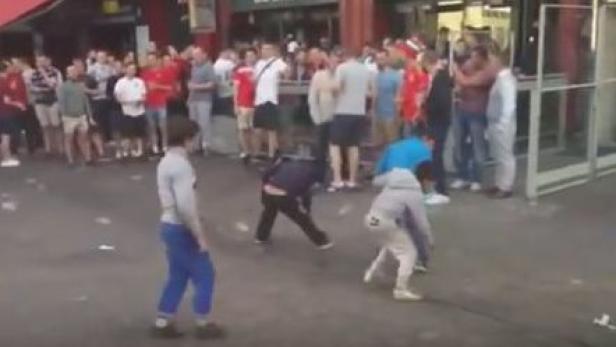 Britische Hooligans halten bettelnde Kinder zum Narren