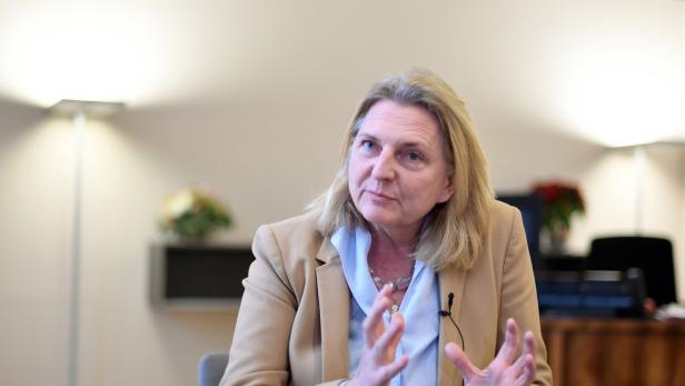 Die parteifreie, von der FPÖ nominierte Außenministerin, muss nach interner Kritik Gesetzesentwurf ändern
