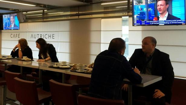 EU-Abgeordnete stehen auf das "Cafe d'Autriche"