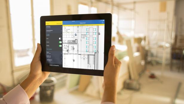 PlanRadar App mit Ansicht eines Bauplans auf einem Tablet.