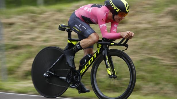 Ein Radfahrer in rosa Trikot fährt ein Zeitfahrrad der Marke Scott.