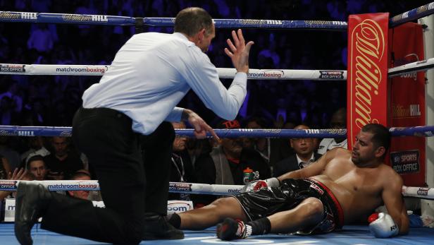 Ein Boxer liegt am Boden, während der Ringrichter ihn anzählt.