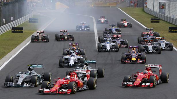 Sebastian Vettel (Mitte) setzte sich am Start durch, Hamilton (dahinter) fiel weit zurück
