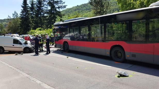 Pkw krachte in Bus: Ein Toter, mehrere Verletzte in Hirtenberg
