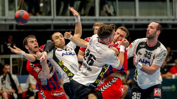 Handballspiel: Spieler kämpfen um den Ball.