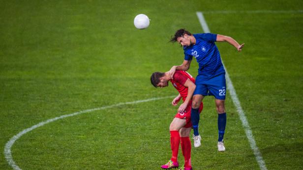 Kopfball beim Fußball.
