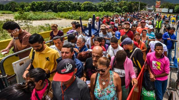 Flüchtlinge aus Venezuela am Grenzübergang in der kolumbianischen Millionenstadt Cúcuta
