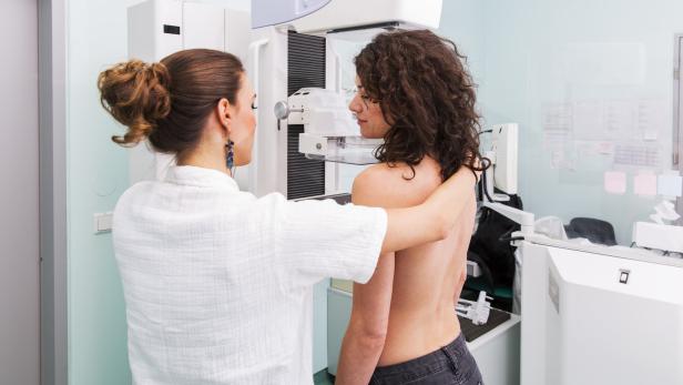 Eine Frau bei der Mammografie.