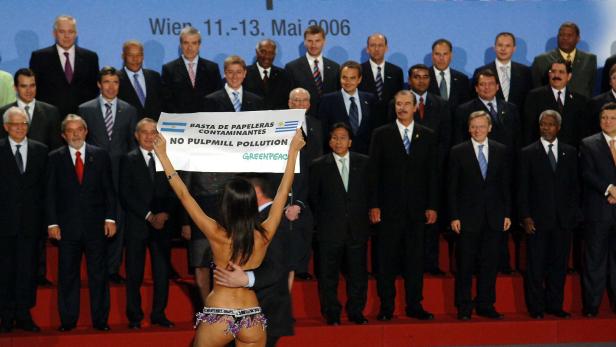 Mai 2006: Beim EU-Lateinamerika-Gipfel in Wien protestierte eine Samba-Königin gegen schmutzige Papierfabriken der EU in Argentinien