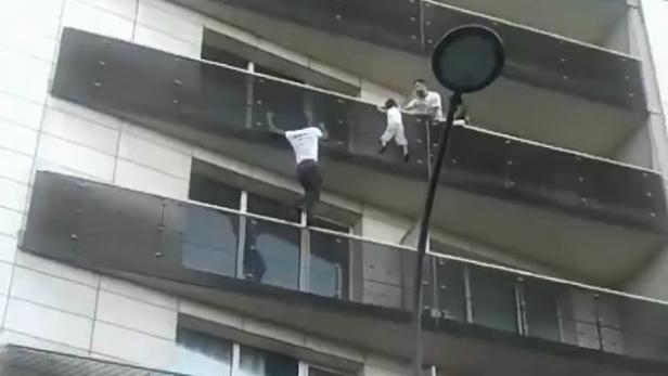 Der 22-jährige Mamoudou Gassama hangelte sich von Balkon zu Balkon empor