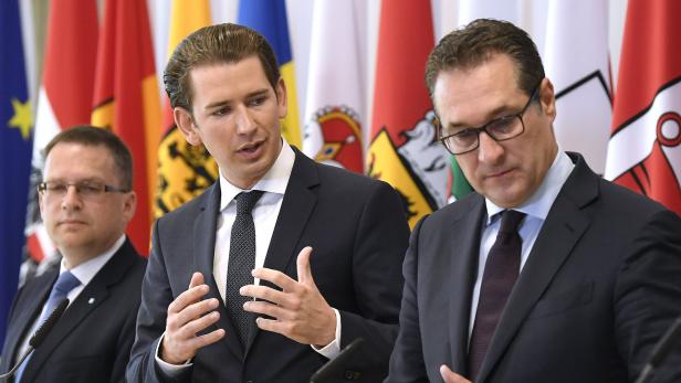 Kanzler Kurz (Mitte), Vize Strache und ÖVP-Klubchef August Wöginger (links) bei der Regierungsklausur am Montag.