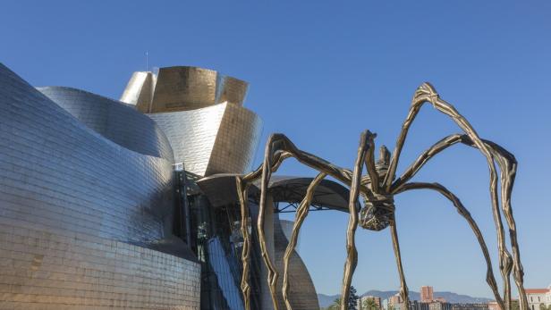 Schon das Guggenheim-Museum an sich ist eine große Kunst - die Spinne davor auch