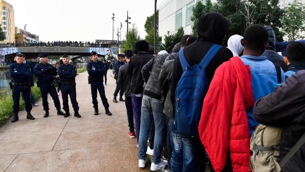 2.000 Menschen: Polizei räumte Flüchtlingszeltlager in Paris
